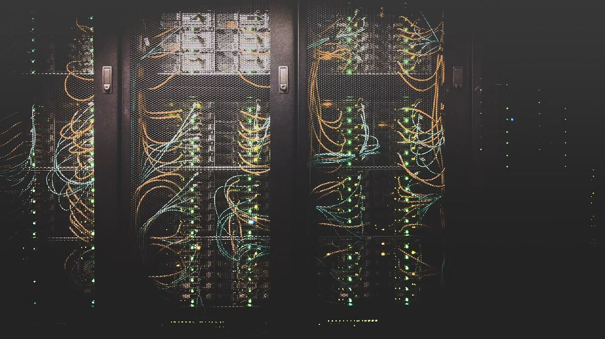 Racks de servidores con cableado organizado en un site