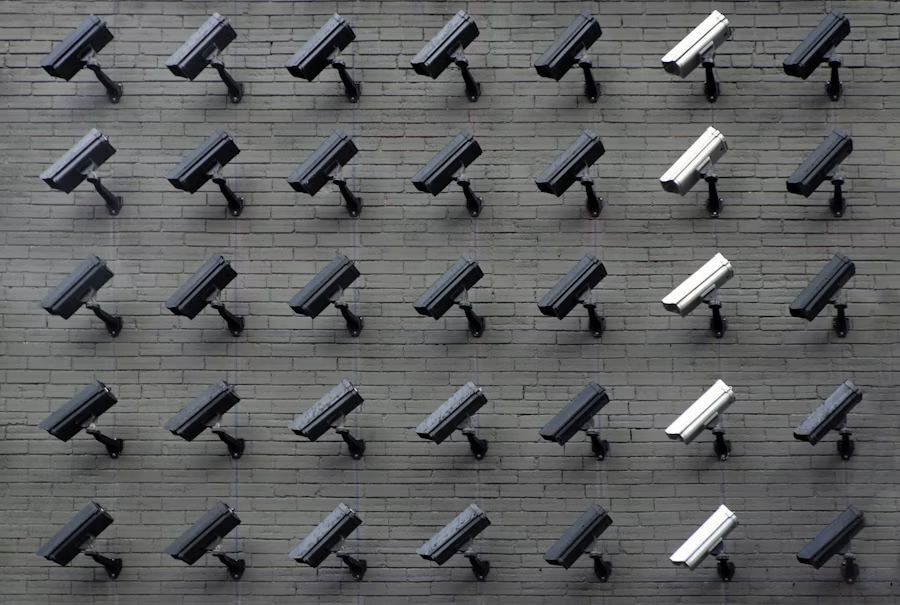 Arreglo de cámaras de videovigilancia sobre un muro